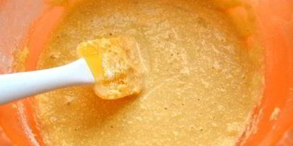 Шаг 2: шарлотки на манке с карамельным черносливом