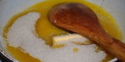 Шаг 3: шарлотки на манке с карамельным черносливом