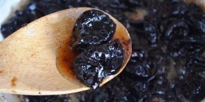 Шаг 4: шарлотки на манке с карамельным черносливом