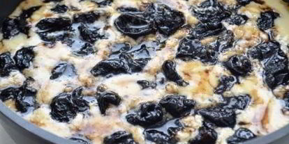 Шаг 6: шарлотки на манке с карамельным черносливом