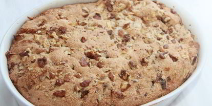 Шаг 3: шарлотки с айвой и орехами