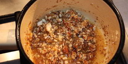 Шаг 3: шарлотки с грушами и орехами