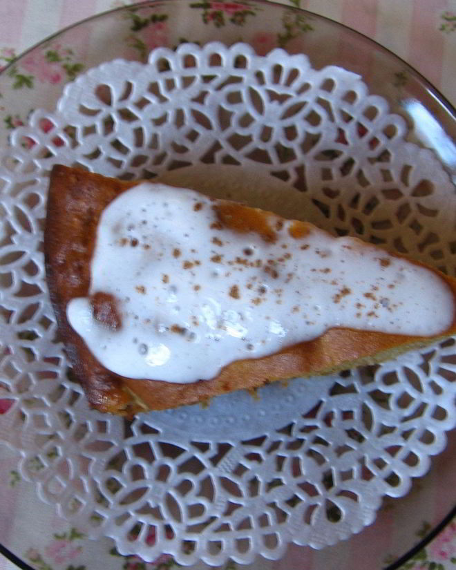 Рецепт шарлотки с корицей и сметанным топпингом