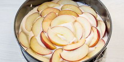 Шаг 5: шарлотки с нектаринами