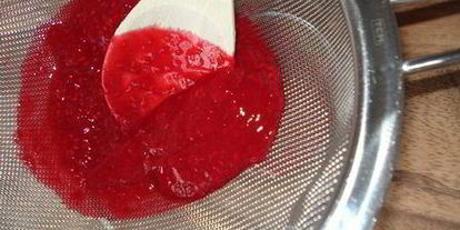 Шаг 1: шарлотки с шоколадно-малиновым муссом и воздушным ванильным кремом