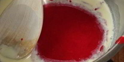 Шаг 3: шарлотки с шоколадно-малиновым муссом и воздушным ванильным кремом