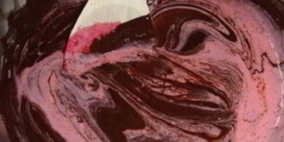 Шаг 4: шарлотки с шоколадно-малиновым муссом и воздушным ванильным кремом