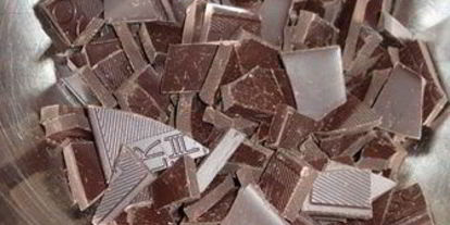 Шаг 5: шарлотки с шоколадно-малиновым муссом и воздушным ванильным кремом