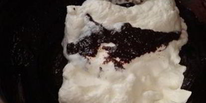 Шаг 6: шарлотки с шоколадно-малиновым муссом и воздушным ванильным кремом