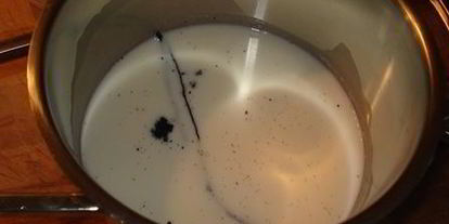 Шаг 9: шарлотки с шоколадно-малиновым муссом и воздушным ванильным кремом