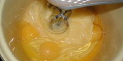 Шаг 2: шарлотки с яблоками и грушами