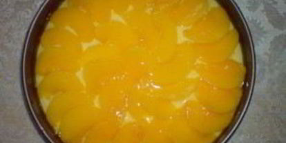 Шаг 2: шарлотки с яблоками и персиками