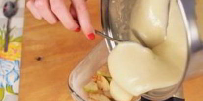 Шаг 2: шарлотки с яблоками в микроволновке