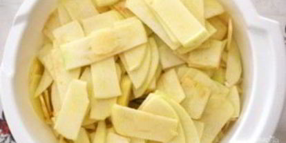 Шаг 2: шарлотки с яблоком