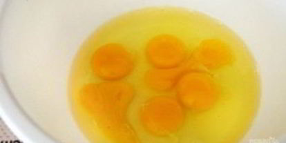 Шаг 3: шарлотки с яблоком