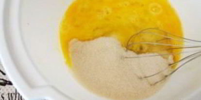 Шаг 4: шарлотки с яблоком