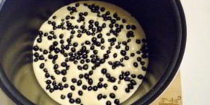 Шаг 4: шарлотки с ягодами