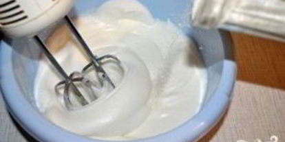 Шаг 1: шарлотки с замороженной вишней