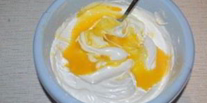 Шаг 2: шарлотки с замороженной вишней