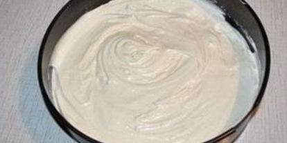 Шаг 3: шарлотки с замороженной вишней