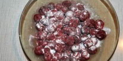 Шаг 4: шарлотки с замороженной вишней