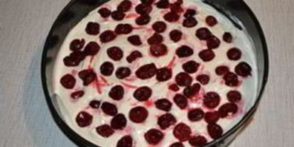 Шаг 5: шарлотки с замороженной вишней