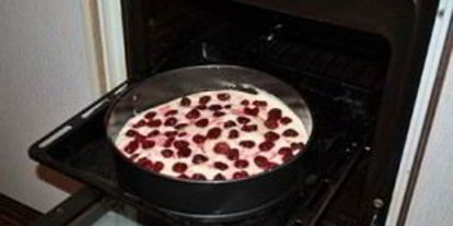 Шаг 6: шарлотки с замороженной вишней