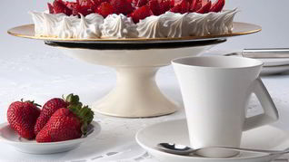 Рецепт Шарлотки со свежей клубникой