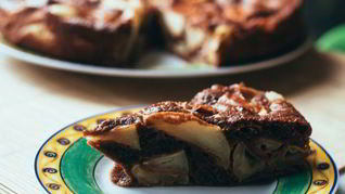 Рецепт Шоколадной шарлотки с яблоками, сливами и творогом