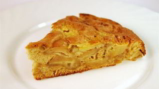 Рецепт Сметанной шарлотки с яблоками и грецкими орехами