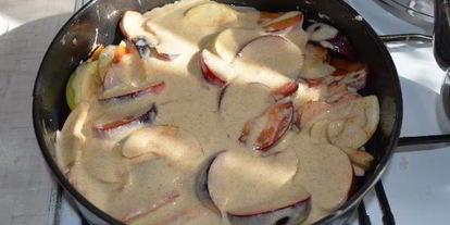 Шаг 2: яблочно-сливовой нешарлотка