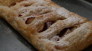 Рецепт Быстрого яблочного штруделя с изюмом, миндалем и корицей