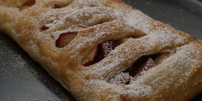Рецепт Быстрого яблочного штруделя с изюмом, миндалем и корицей