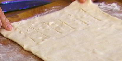 Шаг 7: быстрого яблочного штруделя с изюмом, миндалем и корицей