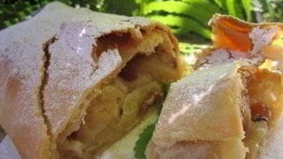 Рецепт Домашнего яблочного штруделя с изюмом и корицей