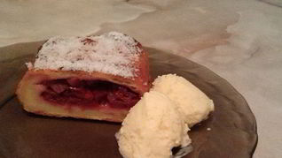 Рецепт Низкокалорийного штруделя из творожного теста с яблоками и вишней