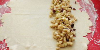 Шаг 4: штруделя из творожного теста с яблоками и клюквой