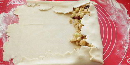 Шаг 5: штруделя из творожного теста с яблоками и клюквой