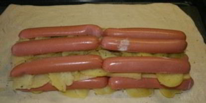 Шаг 2: штруделя с картошкой и сосиской