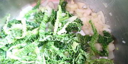 Шаг 9: штруделя с савойской капустой