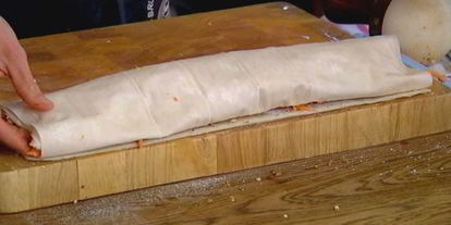 Шаг 10: штруделя с тыквой, изюмом и вяленой вишней