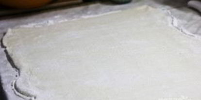 Шаг 7: штруделя с вишней из слоеного теста