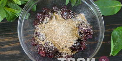 Шаг 2: штруделя с вишней