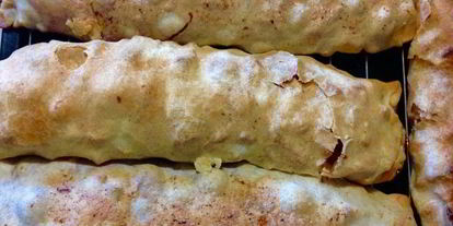 Шаг 11: штруделя с яблоками и вишней