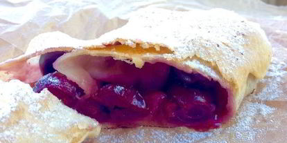 Шаг 12: штруделя с яблоками и вишней