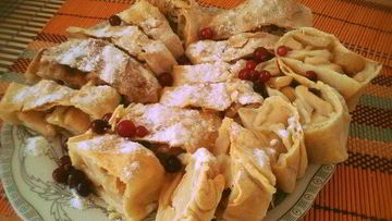Рецепт Штруделя с яблоками, корицей и пломбиром