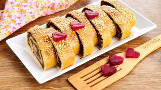 Рецепт Штруделя со свеклой, сыром и шпинатом