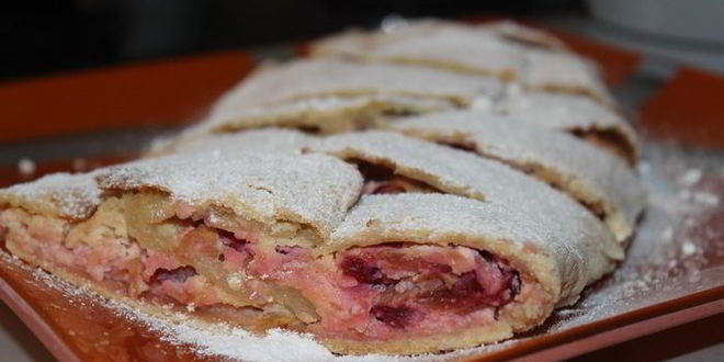 Рецепт Ванильного штруделя с яблоком, сливами и творогом