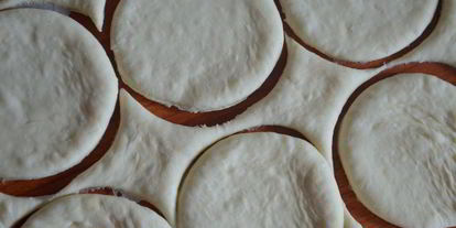 Шаг 1: слоек с бананом и пастилой