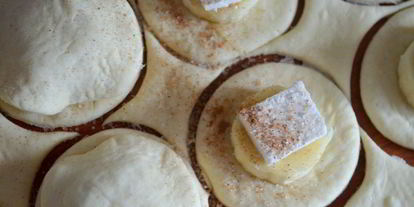 Шаг 2: слоек с бананом и пастилой